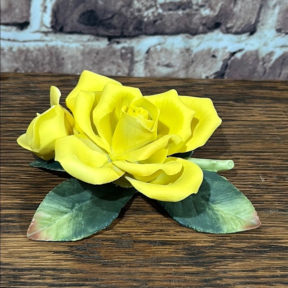 Vintage Andrea yellow porcelain rose created 2000 - Picture 1 of 1